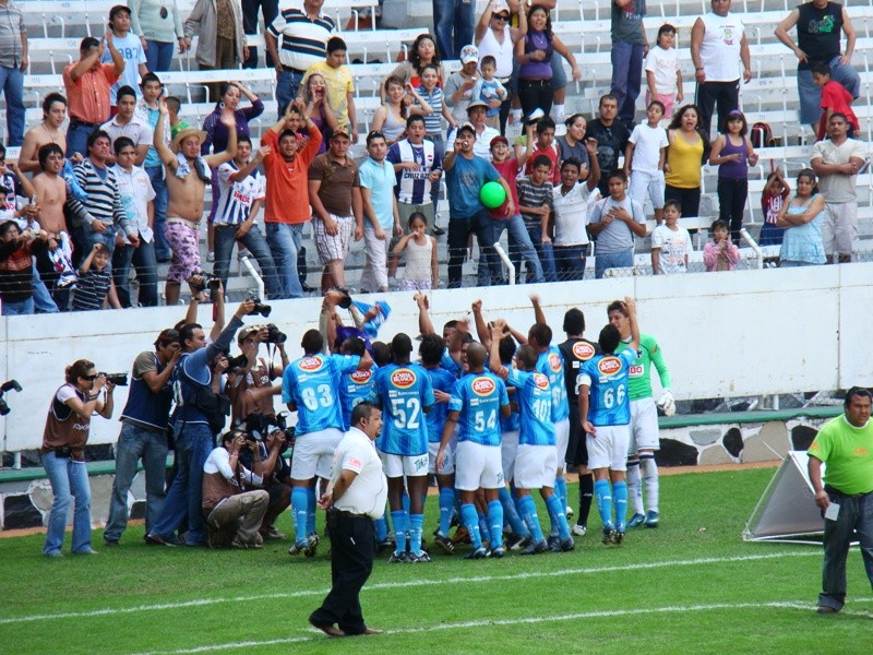 Atletas e torcida do Monterrey comemoram no est�dio Jalisco