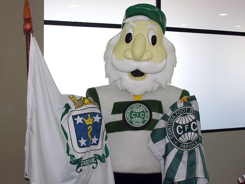 Vov� Coxa segurando bandeira de Cascavel