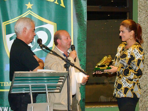 Em noite de gala, Br&aacute;ulio &eacute; homenageado